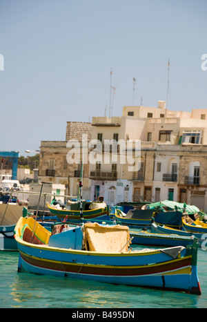 Malta Marsaxlokk native Angeln Boot Luzzus Luzzu Holzarchitektur alten Fischerdorf Mittelmeer Stockfoto