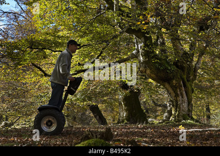 Mann in Seg Way Selva de Irati-Navarra-Spanien Stockfoto