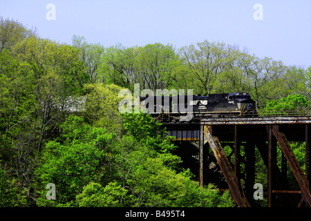 Güterzug ab Highbridge überqueren Stockfoto