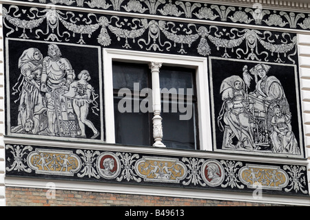 Die prächtige Fassade eines Gebäudes in Prag, eine Stadt, die berühmt für seine Mischung aus barocker und gotischer Architektur in Tschechien Stockfoto