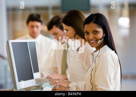 Call-Center mit lächelnde Frau Stockfoto