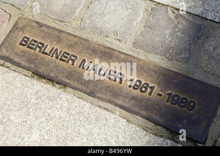 Tafel zum Gedenken an den ehemaligen Standort der Berliner Mauer, Berlin, Deutschland Stockfoto