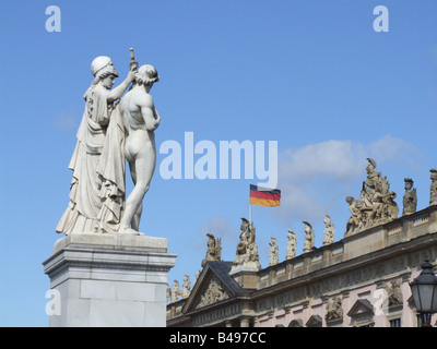 Statue auf Schloss Brücke und deutschen historischen Museum in Berlin Stockfoto