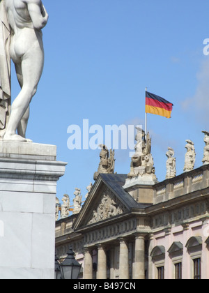 Statue auf Schloss Brücke und deutschen historischen Museum in Berlin Stockfoto