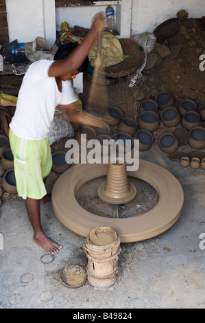 Traditionelle indische Dorf Töpfer Lebensunterhalt, Spining Blumenerde Schwungrad und Tontöpfe zu machen. Puttaparthi, Andhra Pradesh, Indien Stockfoto