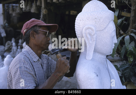 Ein Steinmetz arbeiten auf einer Buddha Skulptur, Mandalay, Burma/Myanmar Stockfoto