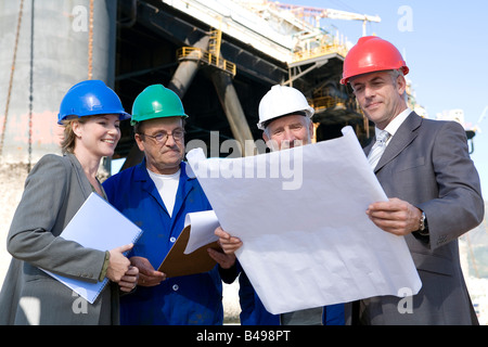 Vier Bauingenieure auf Umfrage Stockfoto