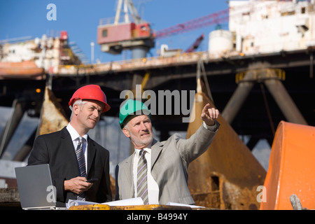 Zwei Bauingenieure auf Umfrage Stockfoto