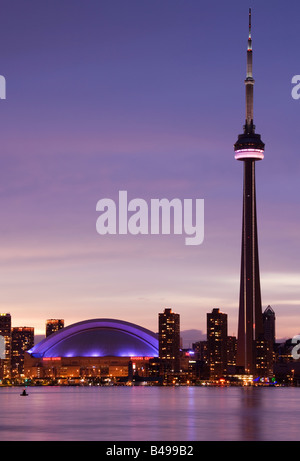 Toronto Skyline, Blick von der Inselmitte in der Dämmerung, Ontario, Kanada Stockfoto