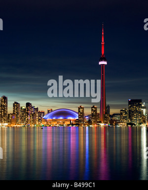 Toronto Skyline, Blick vom Zentrum Insel in der Abenddämmerung, Ontario, Kanada Stockfoto