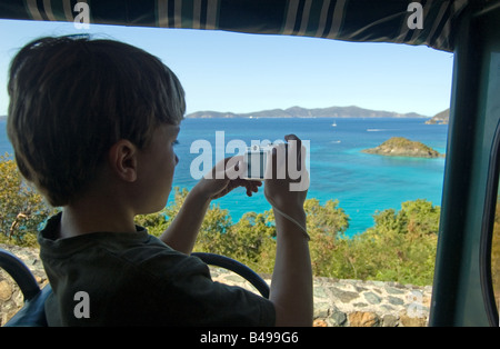Ein kleiner Junge nimmt ein Bild von Trunk Bay Beach in St. John, US Virgin Islands Stockfoto