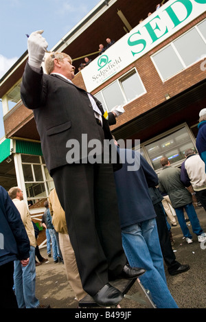 Traditionelle Rennbahn Buchmacher ruft die Quoten in Sedgefield Racecourse UK Stockfoto