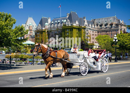 Pferd gezeichneten Wagen vor dem Empress Hotel, Victoria, Vancouver Island, British Columbia, Kanada. Stockfoto