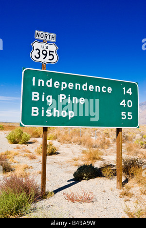 State Route und Stadt Abstand Zeichen auf Highway 395 Eastern Sierra Nevada Berge Kalifornien Stockfoto