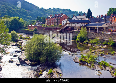 Blick auf den Fluss Dee und Llangollen Bahnhof, Llangollen, Denbighshire North Wales Großbritannien Großbritannien 2008 Stockfoto