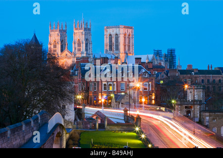 York Minster York Yorkshire England in der Dämmerung gesehen von der Stadtmauer Stockfoto