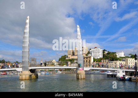 Die Fußgängerbrücke über den Eingang zum Innenhafen in Torquay an einem hellen sonnigen Abend Stockfoto