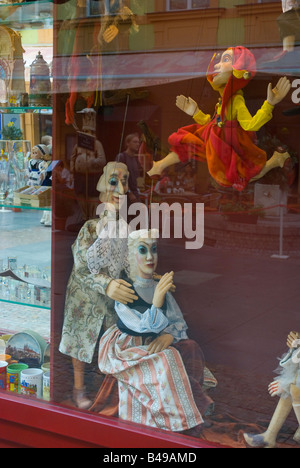 Schaufenster eines Ladens mit Marionetten und andere Souvenirs in Prag Tschechische Republik Europa Stockfoto