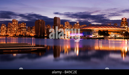 Blick auf die Innenstadt von Skyline von Vancouver an der Dämmerung, Britisch-Kolumbien, Kanada. Stockfoto