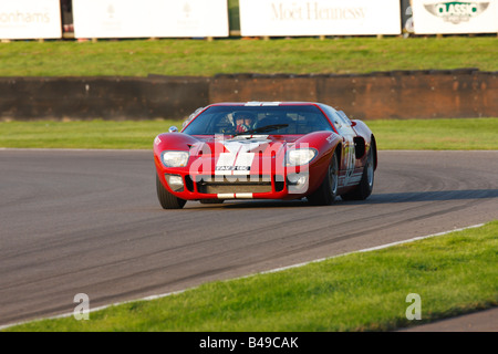 Leo Voyazides fahren einen Ford GT40 beim Goodwood Revival treffen 2008 Stockfoto