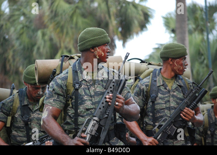 Eine Gruppe von Soldaten der Dominikanischen Nationalarmee marschiert vorbei vor dem Präsidenten der Dominikanischen Republik Stockfoto