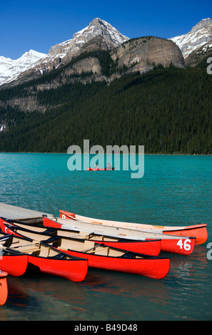 Kanus auf dem Lake Louise im Banff Nationalpark, Alberta, Kanada. Stockfoto