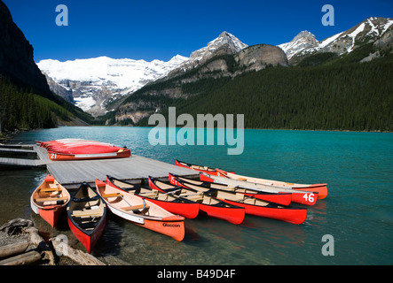 Rot-Kanus am Lake Louise, Banff Nationalpark, Alberta, Kanada. Stockfoto