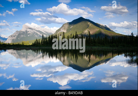 Mount Rundle und Sulphur Mountain reflektiert in Lake Vermilion in Banff Nationalpark, Alberta, Kanada. Stockfoto