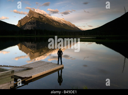 Blick auf Frau und Mount Rundle spiegelt im See Vermilion, Banff Nationalpark, Alberta, Kanada. Stockfoto