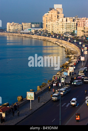 Blick entlang der Uferpromenade Corniche, Alexandria Ägypten genannt. Stockfoto