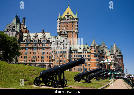 Kanons vor Le Chateau Frontenac Schloss und Hotel in Old Quebec City von Dufferin Terrace, Quebec, Kanada betrachtet. Stockfoto