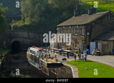 Tunnel Ende Besucher im Mittelpunkt Huddersfield Narrow Canal, in der Nähe von Marsden, Kirklees, West Yorkshire, England UK Stockfoto