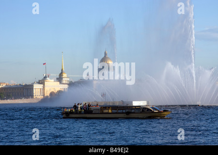 Motorschiff Vergnügen im Newa auf schwimmende Springbrunnen und architektonische Hintergründe, St. Petersburg Stockfoto