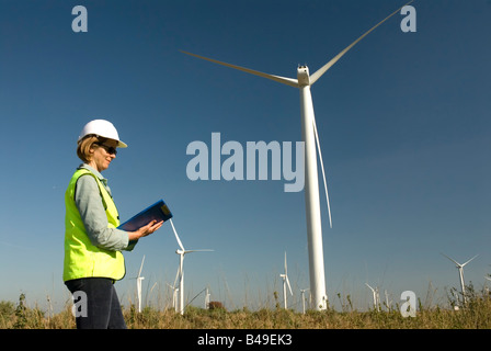 Ingenieurin grüner Kragen Arbeitsplätze neben Wind Turbine Windpark Stockfoto
