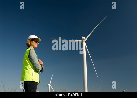 Ingenieurin grüner Kragen Arbeitsplätze neben Wind Turbine Windpark Stockfoto