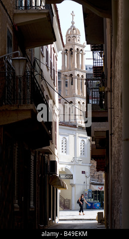 Die Kirche Agios Georgios St George gesehen durch die Balkonen Gassen in der Altstadt von Nafplio, Peloponnes, Griechenland Stockfoto