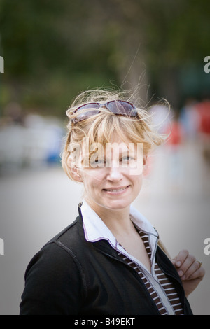 Porträt einer blonden Frau mit unordentlichen Haar, an einem windigen Tag, Winnipeg, Manitoba, Kanada. Stockfoto