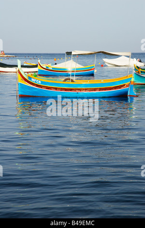 Maltesische Luzzu Angelboote/Fischerboote in St. Thomas Bay, Marsaskala. Stockfoto