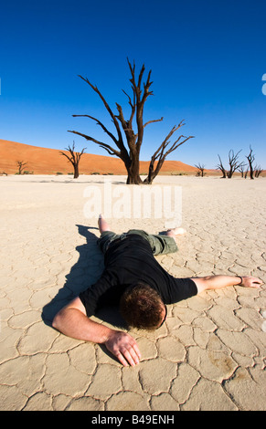 Eine durstige Mann im Deadvlei im Namib-Naukluft-Nationalpark, Namibia Stockfoto