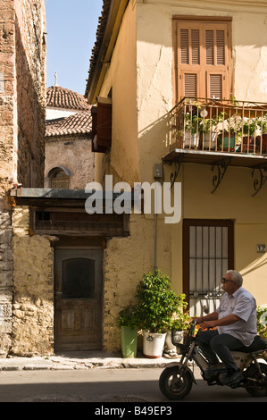 Einem bunten Balkonen Haus in einer Seitenstraße in der Altstadt von Nafplion, Argolis, Peloponnes, Griechenland Stockfoto