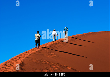 Klettern Düne 45 im Namib-Naukluft-Nationalpark, Namibia Stockfoto