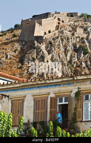 Die Palamidhi Festung, erbaut durch die Venezianer Türme über einem alten Balkonen Haus in der Stadt Nafplio, Peloponnes Griechenland Stockfoto