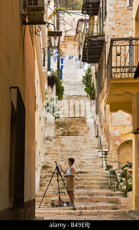 Pastell farbigen Balkonen Häuser und Schritte sind typisch für die Altstadt von Nafplion, Argolis, Peloponnes, Griechenland Stockfoto