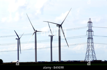 Übertragungsleitungen neben Nordex Windkraftanlagen an kleinen Cheyne Gericht Romney Marsh Roggen East Sussex Süd-Ost-England Stockfoto