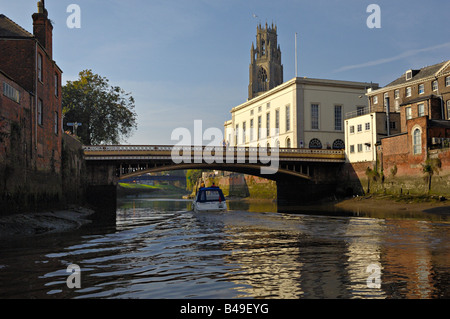 Stadtbrücke mit Boston Stump im Hintergrund aus der Fluss Witham Lincolnshire. Stockfoto