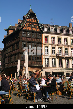 Menschen sitzen auf der sonnigen Terrasse in Straßburg Platz De La cathedrale Stockfoto