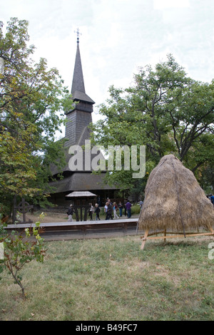 Rumänien Europa EU September schwarze Dragomiresti aus Maramures Region aus dem Jahre 1722 in Muzeul Satului Dorfmuseum Stockfoto