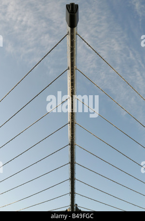 Regentropfen auf Rotary Wäscheleine Stockfoto