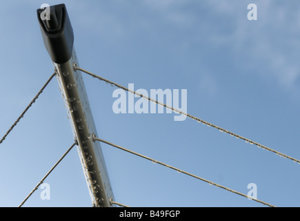 Regentropfen auf Rotary Wäscheleine Stockfoto