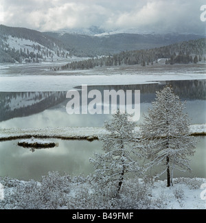 Morgens nach dem Mai Schneefall auf dem Abchidon-See. Altai, Sibirien, Russland Stockfoto